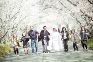 桜並木道で家族写真。全員でジャンプする弾けた写真も楽しいよね☆
