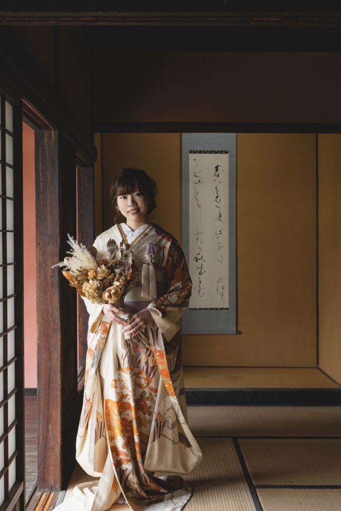 和室でブーケを持って立つ振袖姿の花嫁