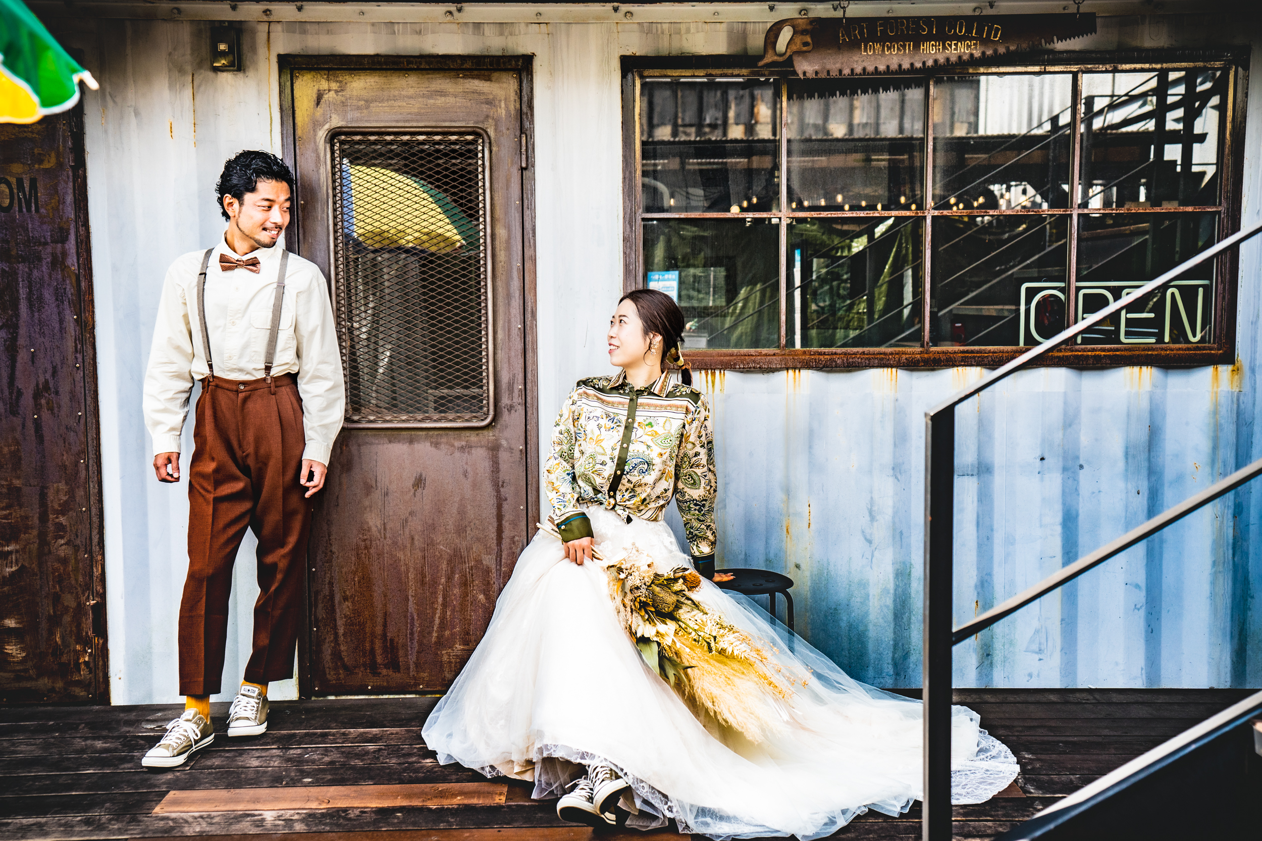 ウェディングドレスにプラスアイテムで一味違ったカジュアルな結婚写真を コーデ例あり 結婚写真 フォトウェディング 徳島