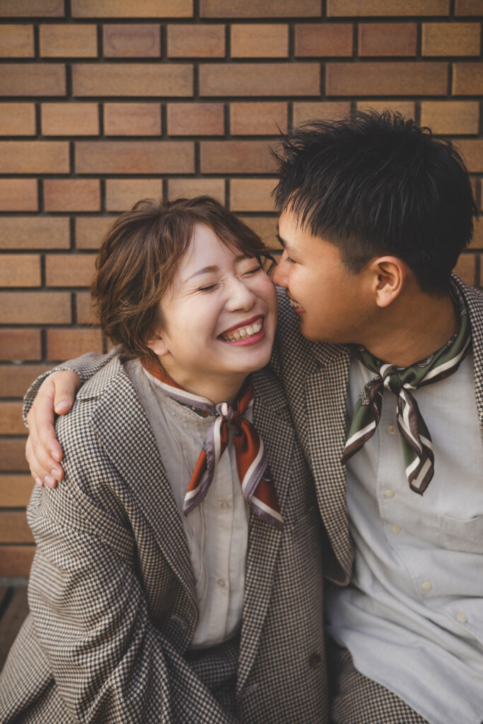 私服フォトウェディングで頬を寄せ合う新郎新婦