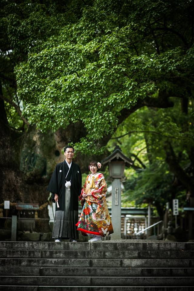 大麻比古神社の石段の上で和装フォトウェディングをする新郎新婦