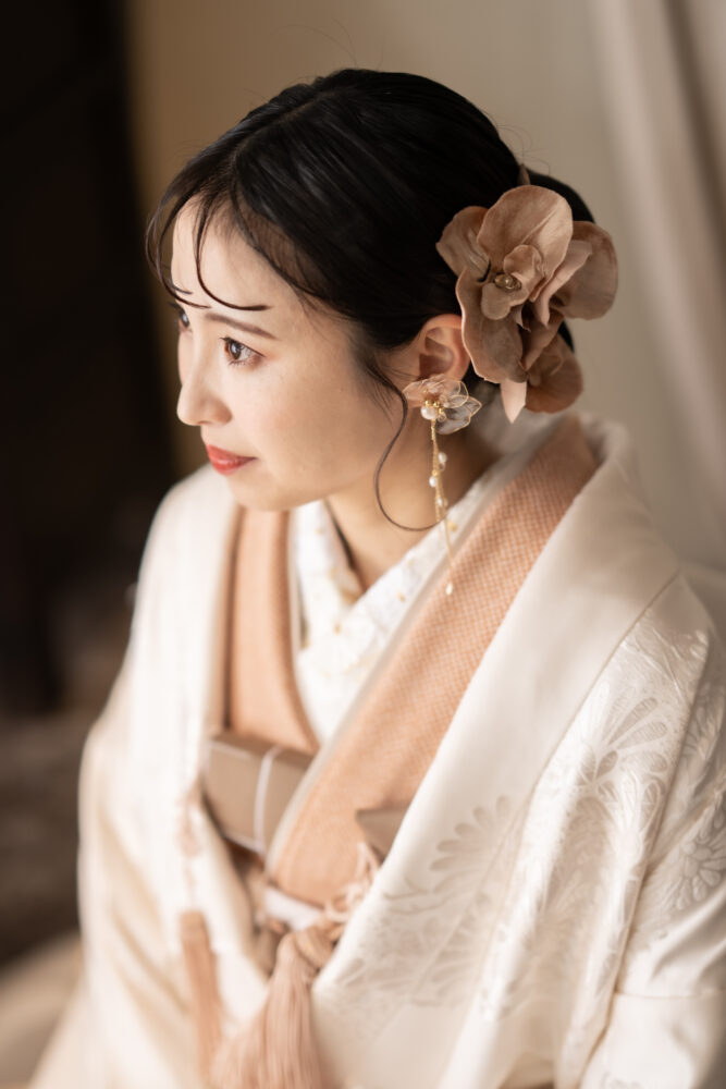 白無垢の下にオレンジ色の掛下を着た花嫁