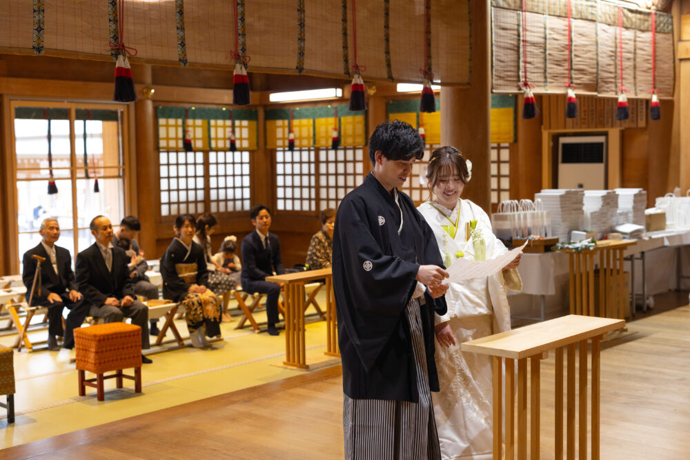 大麻比古神社で結婚式をあげる新郎新婦