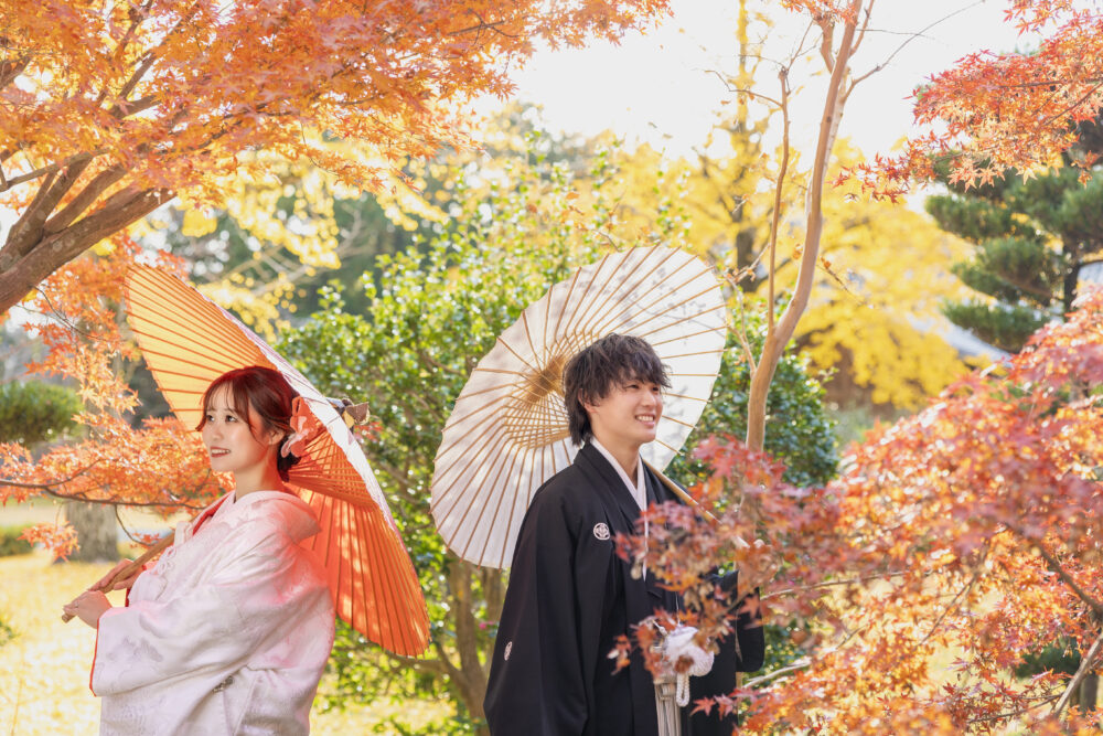 徳島の五百羅漢で紅葉ロケウェディングフォトを撮影する新郎新婦