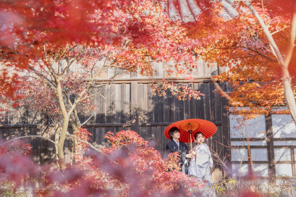 徳島の五百羅漢で紅葉ロケウェディングフォトを撮影する新郎新婦