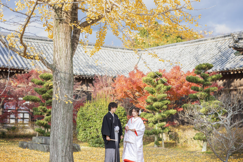 徳島の五百羅漢で紅葉ロケウェディングフォトを撮影する新郎新婦