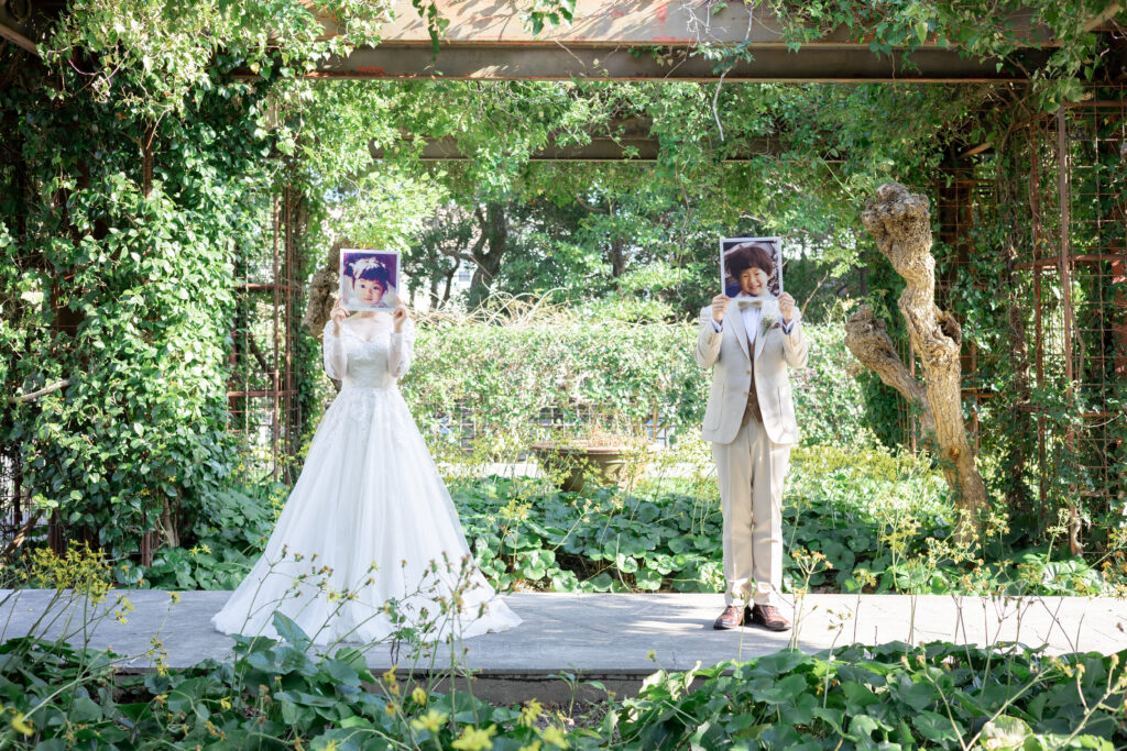 徳島城公園でウェディングフォトを撮影する新郎新婦