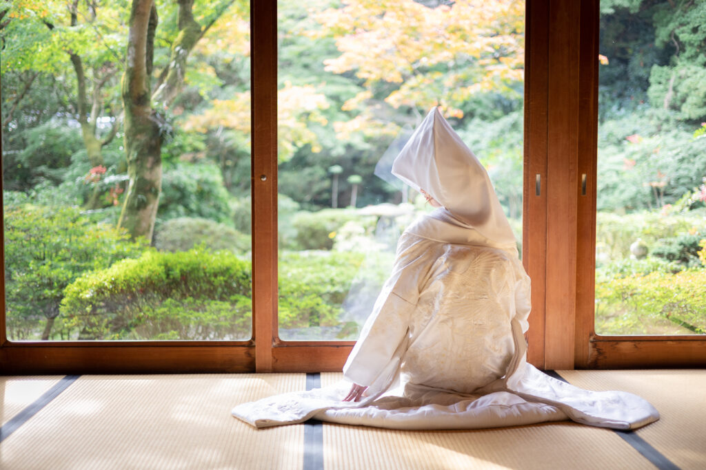 徳島の瑞巌寺でウェディングフォトを撮影する新婦