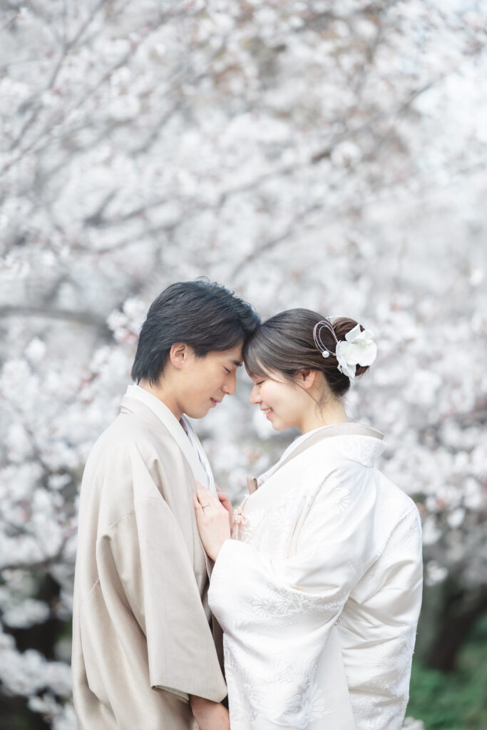 徳島城公園で桜とウェディングフォトを撮影する新郎新婦