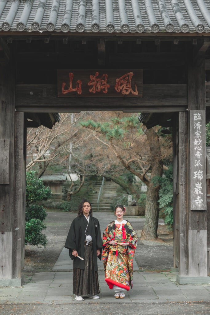 徳島の瑞巌寺でウェディングフォトを撮影する新郎新婦