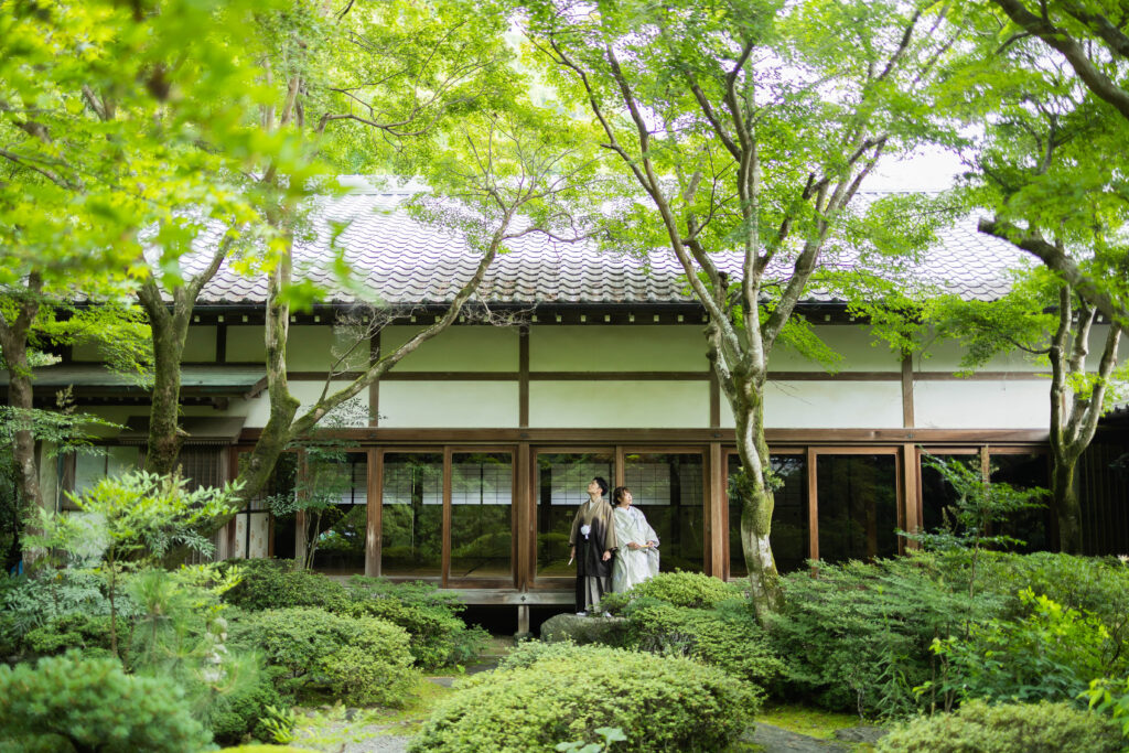 徳島の瑞巌寺でウェディングフォトを撮影する新郎新婦