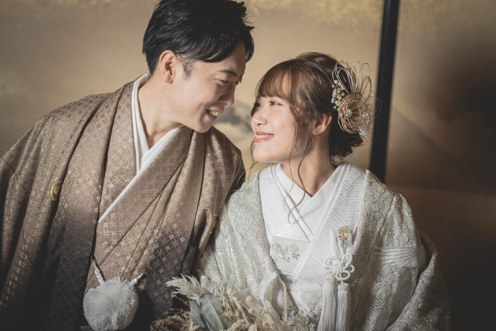 徳島の瑞巌寺でウェディングフォトを撮影する新郎新婦