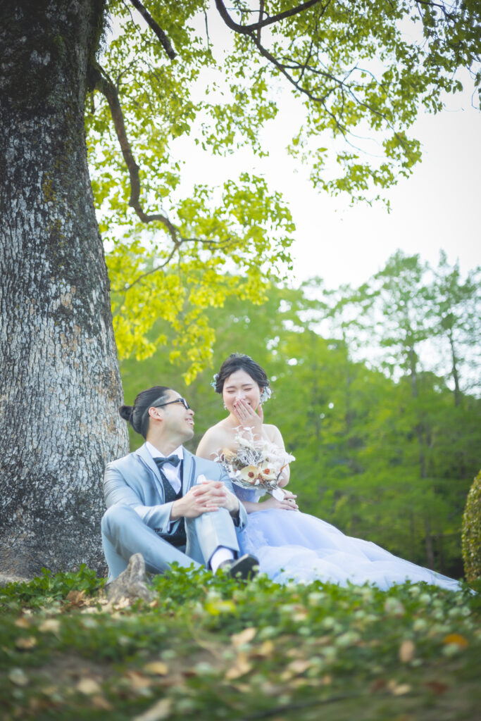 徳島城公園でウェディングフォトを撮影する新郎新婦