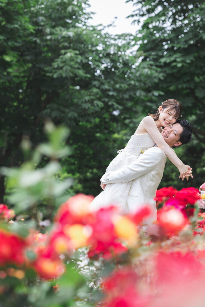 徳島城公園で薔薇とウェディングフォトを撮影する新郎新婦