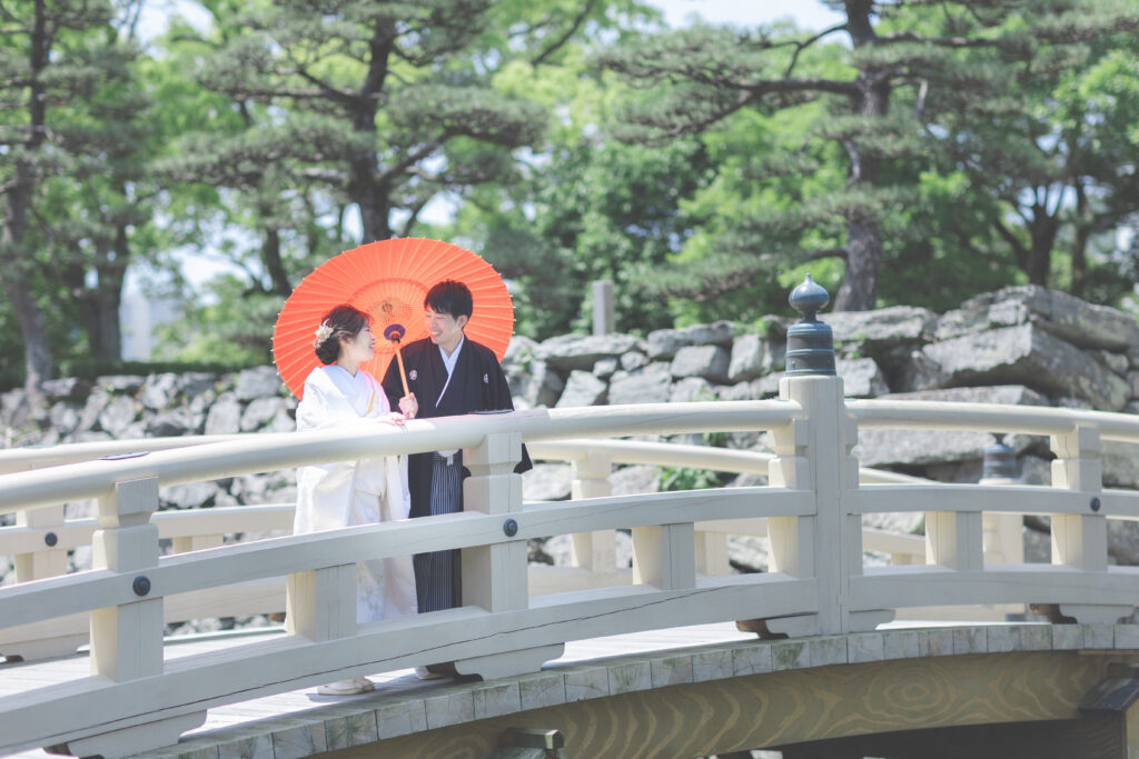 徳島城公園でウェディングフォトを撮影する新郎新婦