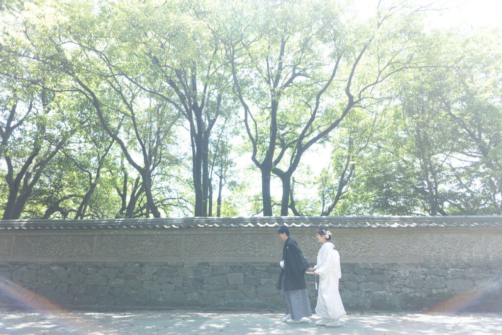 徳島城公園でウェディングフォトを撮影する新郎新婦