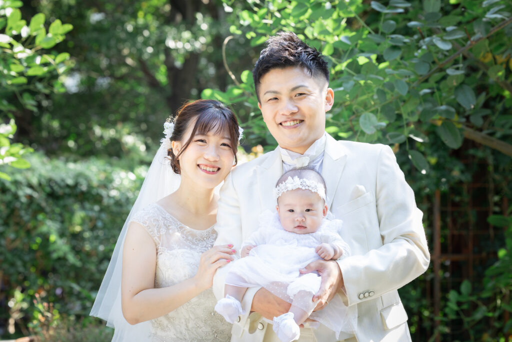 徳島城公園で子供とウェディングフォトを撮影する新郎新婦