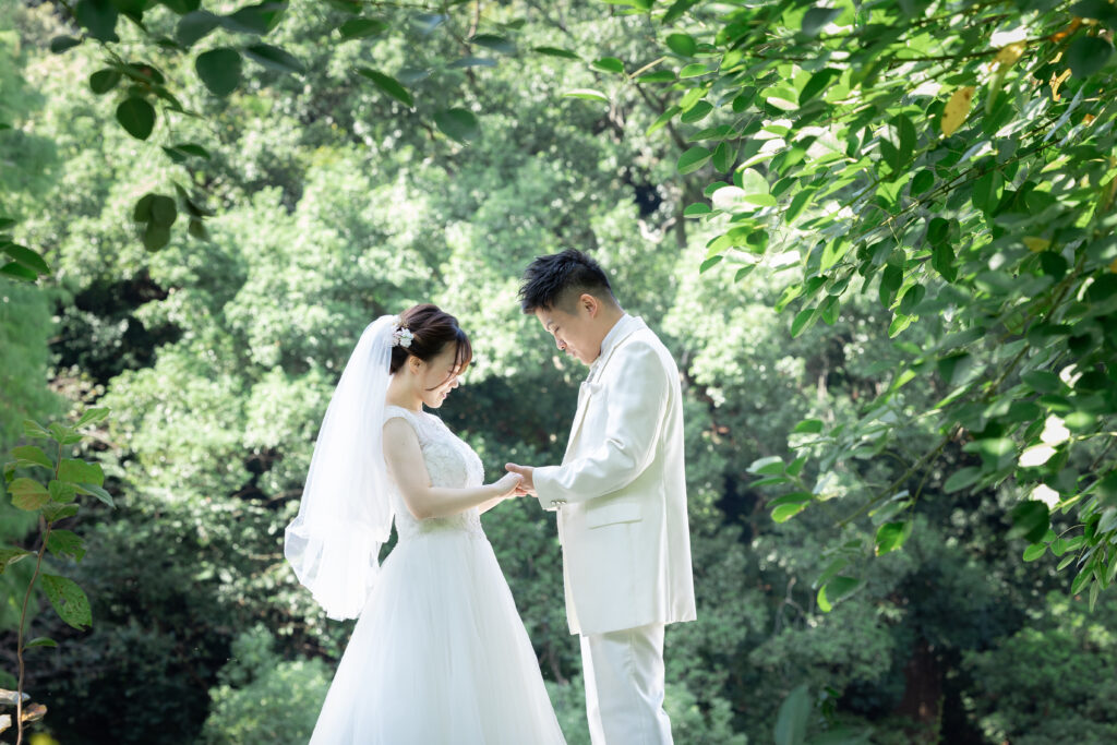 徳島城公園でウェディングフォトを撮影する新郎新婦