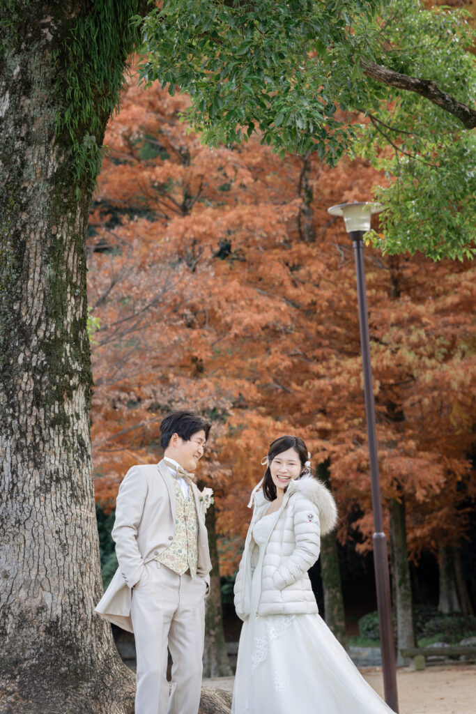 徳島城公園でウェディングフォトを撮影する新郎新婦