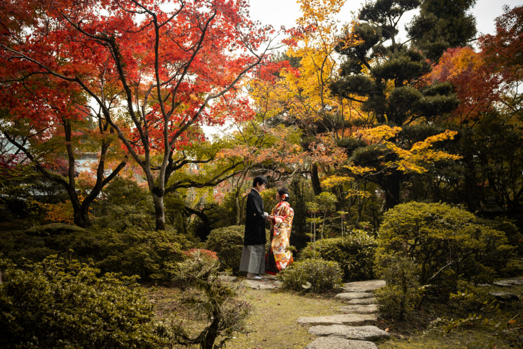 徳島の瑞巌寺でウェディングフォトを撮影する新郎新婦