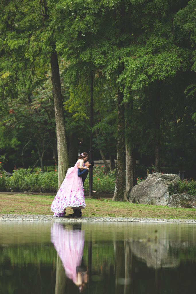 徳島城公園でウェディングフォトを撮影する新郎新婦