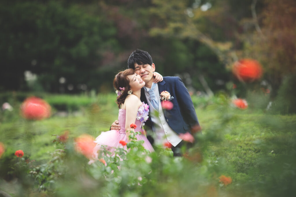 徳島城公園でウェディングフォトを撮影する新郎新婦