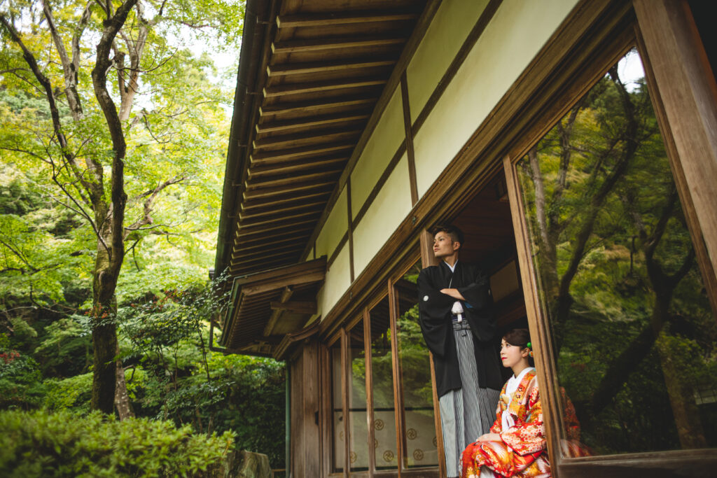 徳島の瑞巌寺でウェディングフォトを撮影する新郎新婦