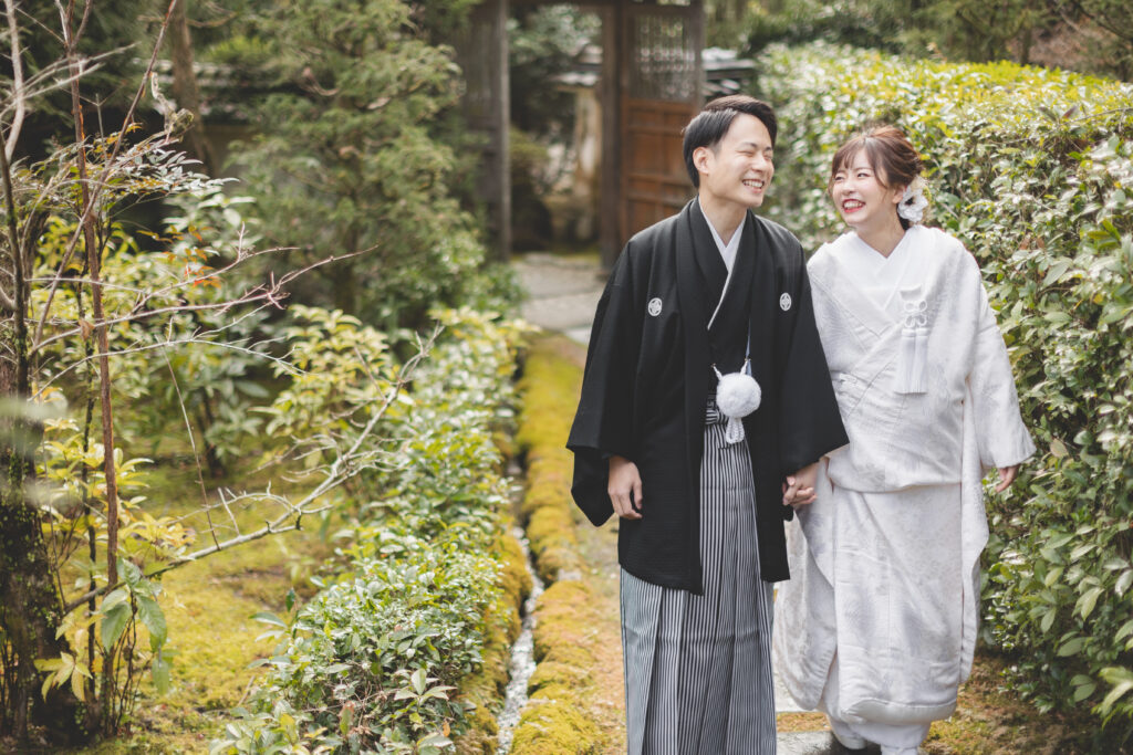 徳島の瑞巌寺でウェディングフォトを撮影する新郎新婦