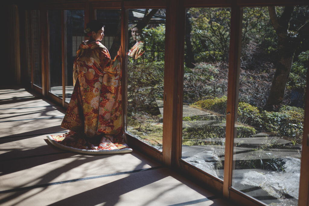 徳島の瑞巌寺でウェディングフォトを撮影する新婦