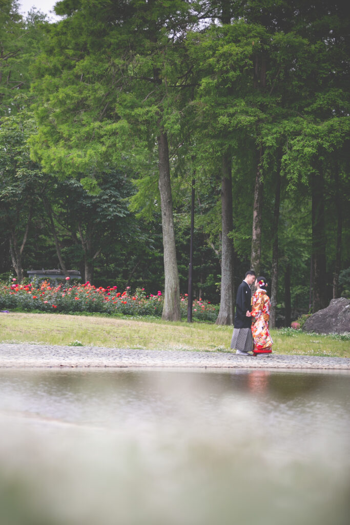 徳島城公園でウェディングフォトを撮影する新郎新婦