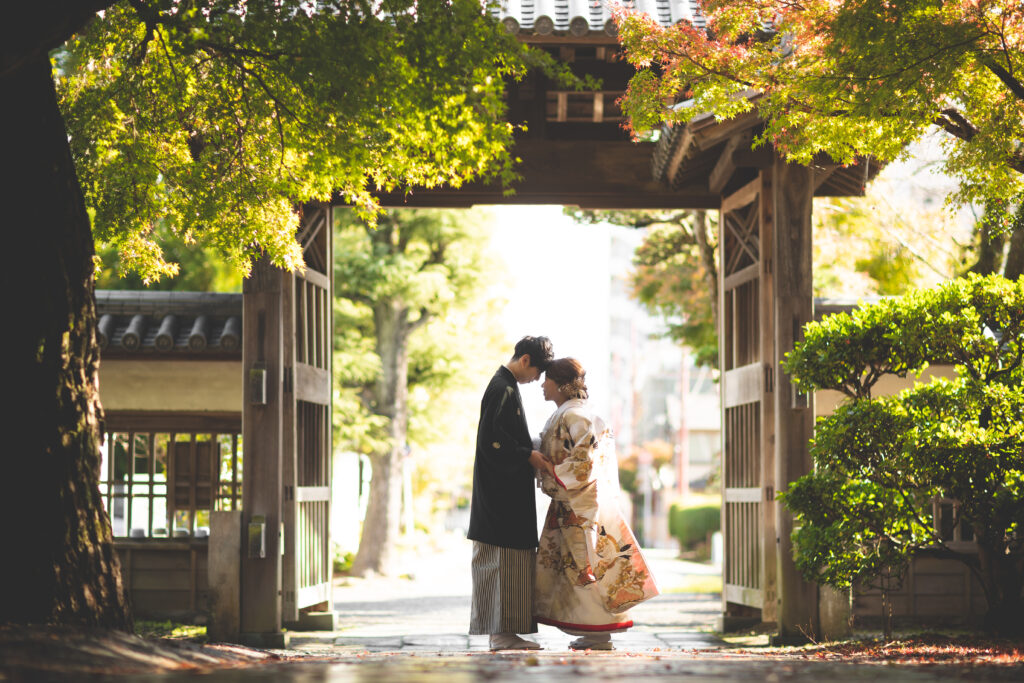 徳島の瑞巌寺でウェディングフォトを撮影する新郎新婦