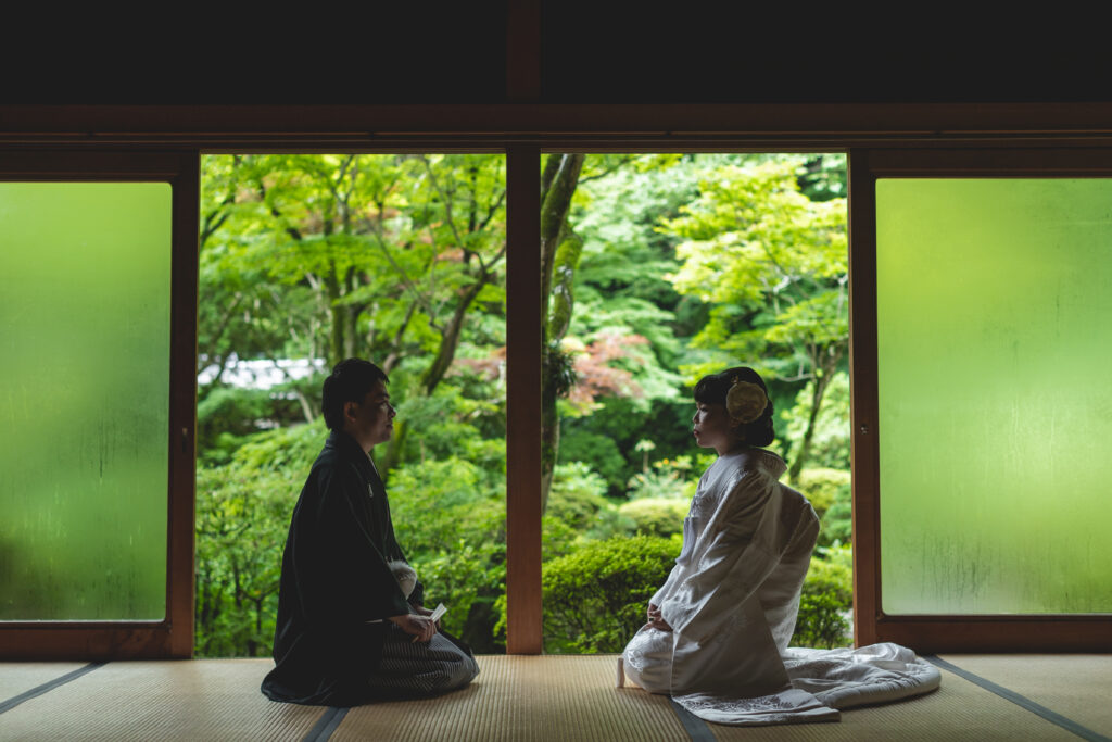 徳島の瑞巌寺でウェディングフォトを撮影する新郎新婦
