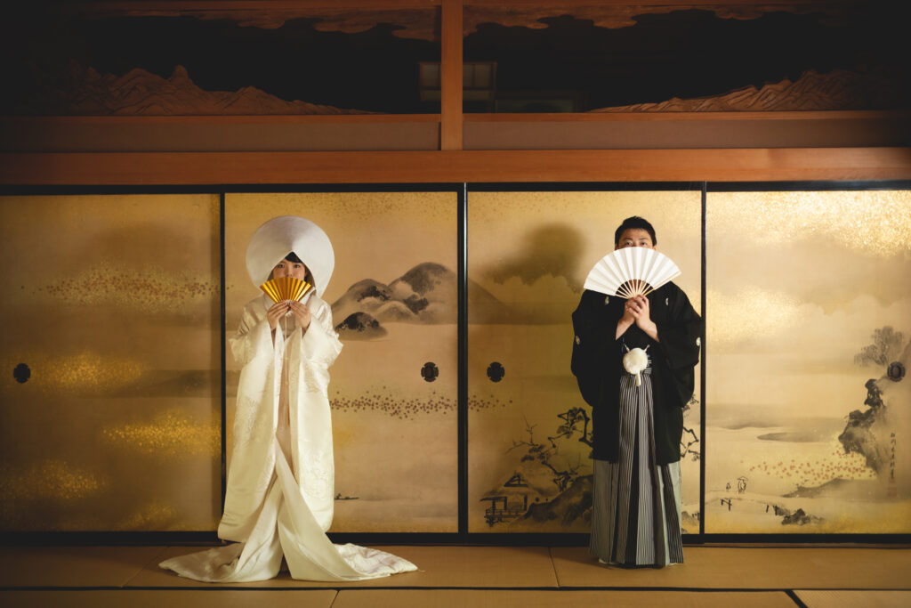徳島の瑞巌寺でウェディングフォトを撮影する新郎新婦