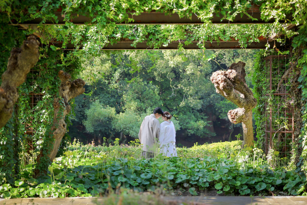 徳島城公園でウェディングフォトを撮影する新郎新婦
