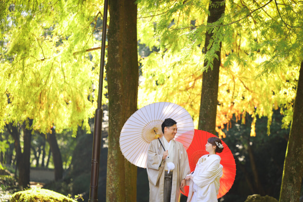 徳島城公園でウェディングフォトを撮影する新郎新婦