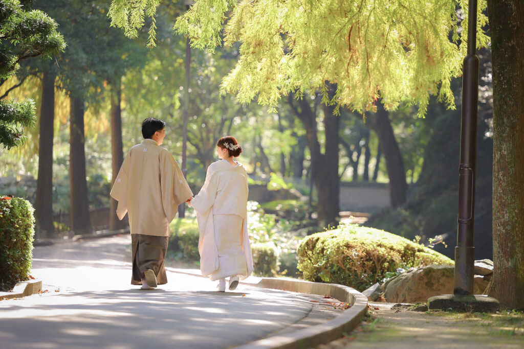 徳島城公園でウェディングフォトを撮影する新郎新婦
