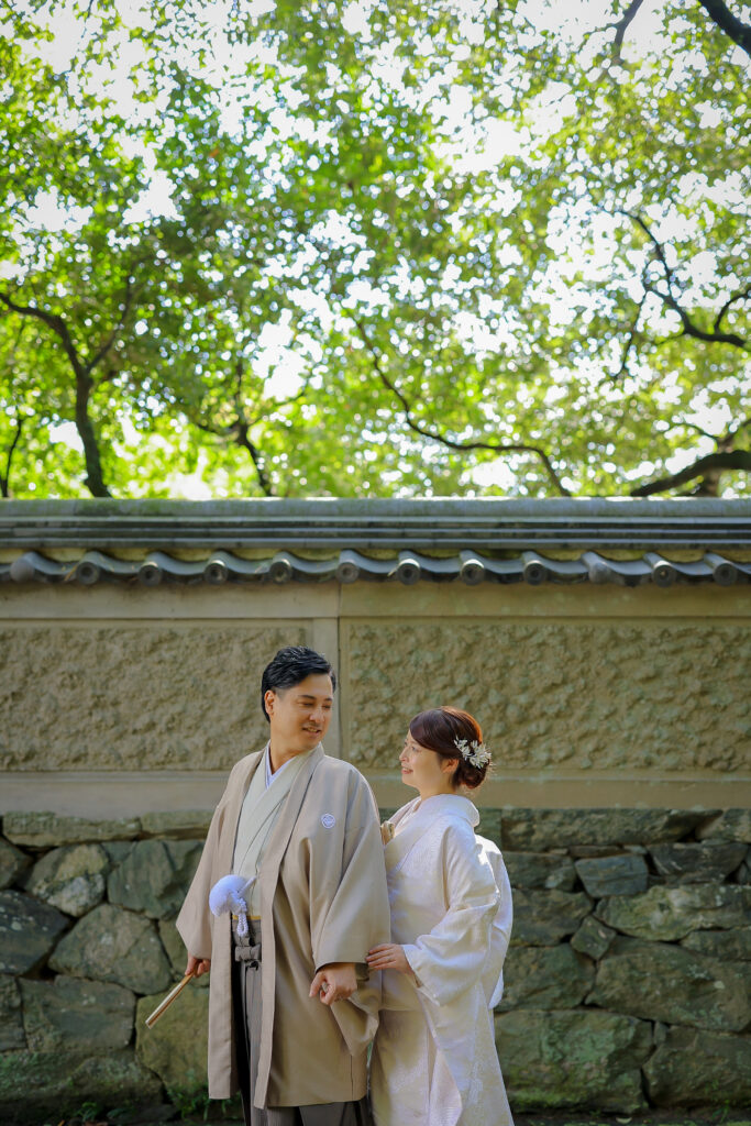 徳島城公園でウェディングフォトを撮影する新郎新婦