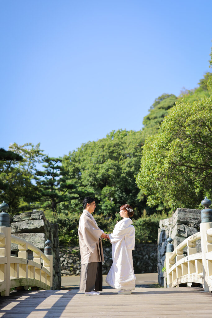 徳島城公園でウェディングフォトを撮影する新郎新婦