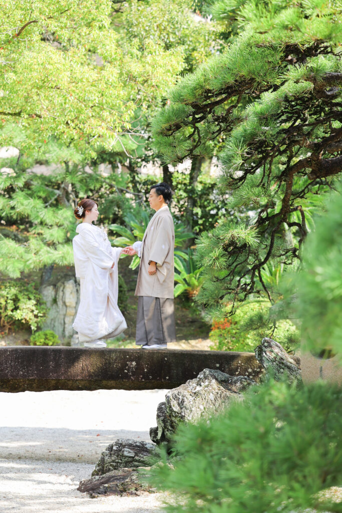 徳島城公園でウェディングフォトを撮影する新郎新婦