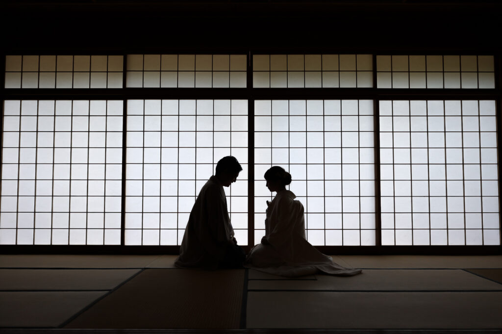 徳島城公園で和室ウェディングフォトを撮影する新郎新婦