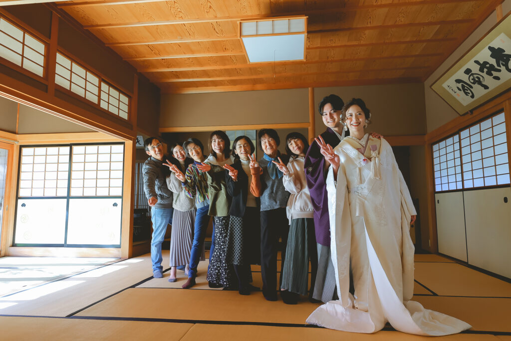 徳島の瑞巌寺でウェディングフォトを撮影する新郎新婦と家族