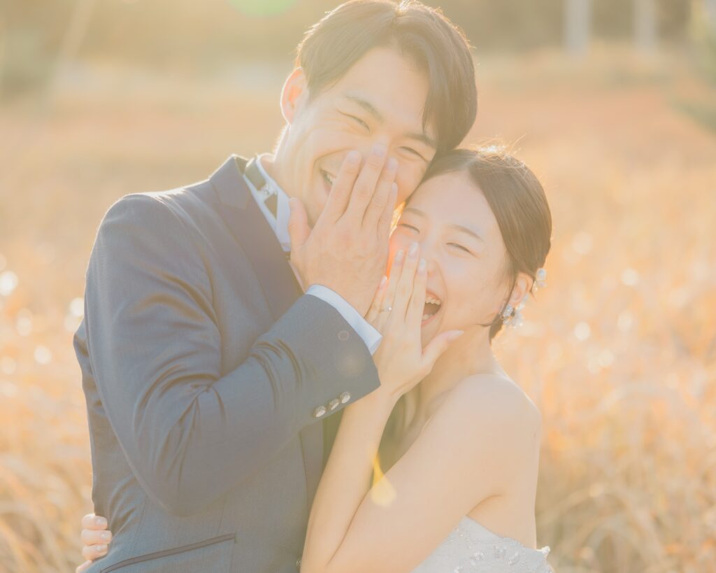 徳島の小松海岸でウェディングフォトを撮影する新郎新婦