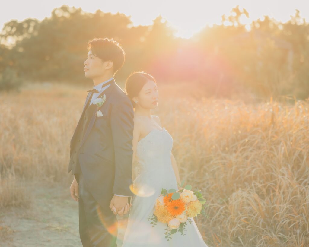 徳島の小松海岸でウェディングフォトを撮影する新郎新婦