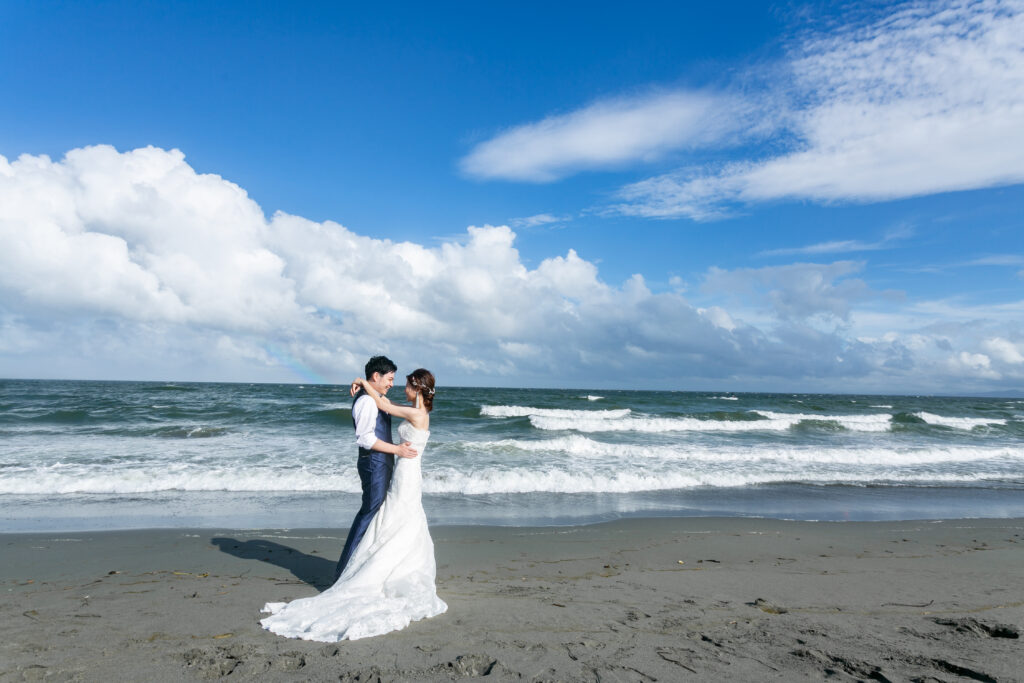徳島の小松海岸でウェディングフォトを撮影する新郎新婦