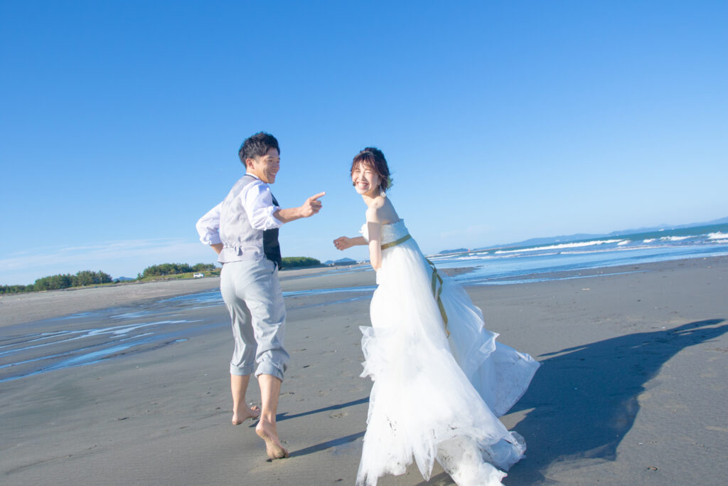 徳島の小松海岸でウェディングフォトを撮影する新郎新婦