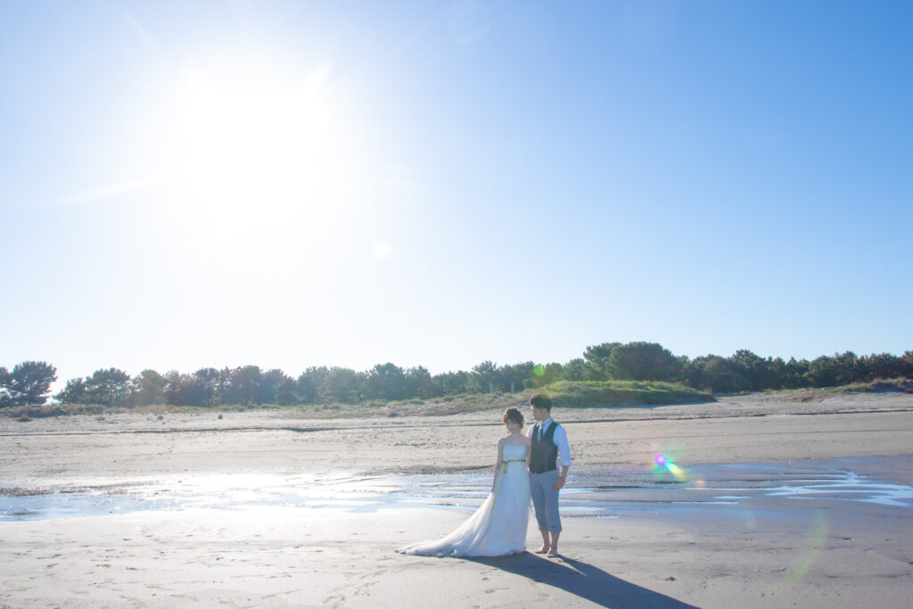 徳島の小松海岸でウェディングフォトを撮影する新郎新婦