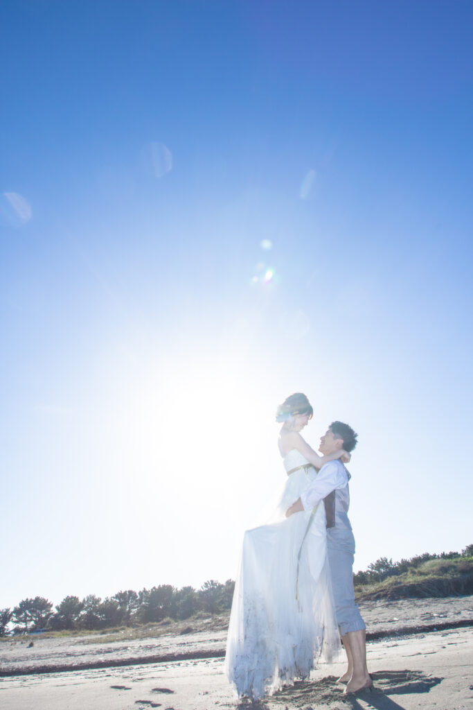 徳島の小松海岸でウェディングフォトを撮影する新郎新婦