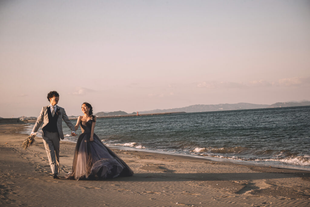 徳島の小松海岸でウェディングフォトを撮影する新郎新婦