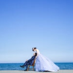 徳島の小松海岸でウェディングフォトを撮影する新郎新婦