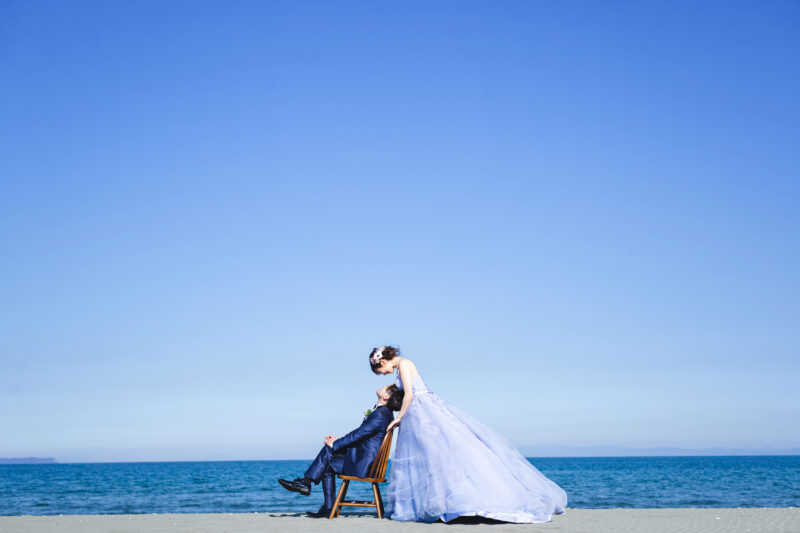 徳島の小松海岸でウェディングフォトを撮影する新郎新婦